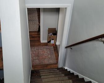 Newly updated cozy home, 3 blocks from town center - Ligonier - Escaleras
