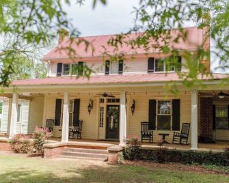 200 yr old Manor. Close to RTJ! Beautiful property with million dollar views. - Millbrook - Building