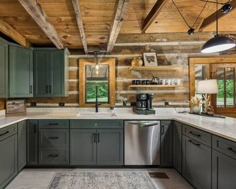 Whispering Oaks Lake Cabin-90 Acre Private Retreat w Lake Access - Lynchburg - Cocina