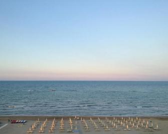 Roses Hotel - Roseto degli Abruzzi - Beach