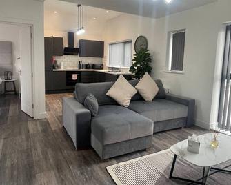 Sapphire Premier Apartments w/Secure Parking - Cardiff - Living room
