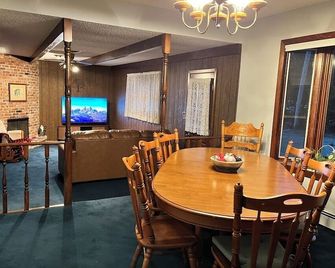 The Gathering Place: King Suite, 3 baths, room to relax! Feels like home. - Lindsborg - Dining room