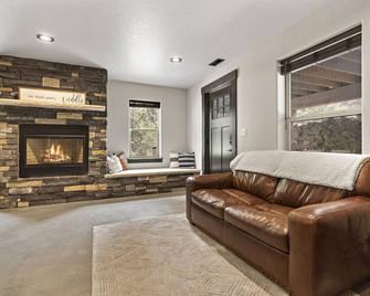 The Den At Hayden Lake- Hot Tub, Boat Slip, Close To Riding & Hiking Trails, - Hayden - Sala de estar