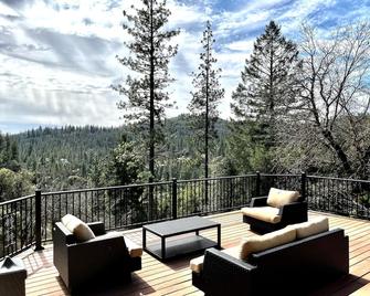 Mountain Getaway, just 6 miles away from town! - Grass Valley - Balcony