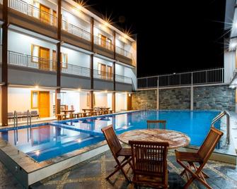 Grand Parigi Hotel - Pangandaran - Басейн