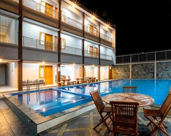 Grand Parigi Hotel - Pangandaran - Pool