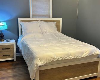 Lake front 2-bedroom house with WiFi and AC in welcoming Worthington - Worthington - Slaapkamer