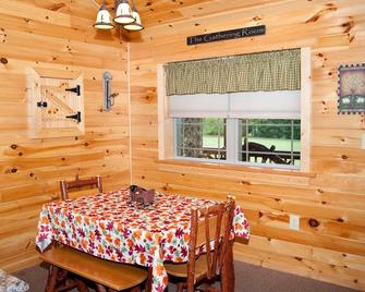 1/2 double cabin with king bed and single child sized pull-out sleep sofa (sleeps 2 adults & 1 child - Flintstone - Comedor