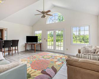 3-bedroom house in Ann Arbor just across the golf course from The Big House. - Ann Arbor - Living room