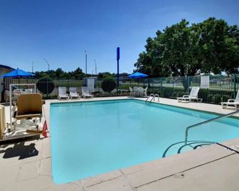 Rodeway Inn Fort Smith I-40 - Fort Smith - Piscina