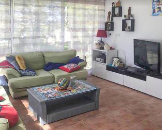 Beautiful home in Meyrargues with WiFi and 3 Bedrooms - Meyrargues - Sala de estar