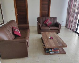 Panoramic Penthouse In Marsascala Which Enjoys Sea And Country Views - Marsaskala - Living room