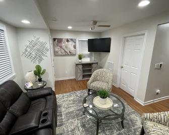 Beautiful Quiet Boston-Edison Historical District - Detroit - Wohnzimmer