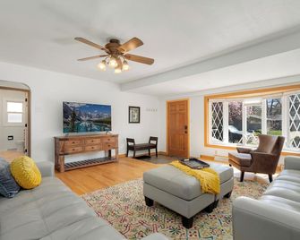 Family Friendly, AC, Covered Patio, Fenced Yard, Clean and Comfortable. - Longmont - Living room