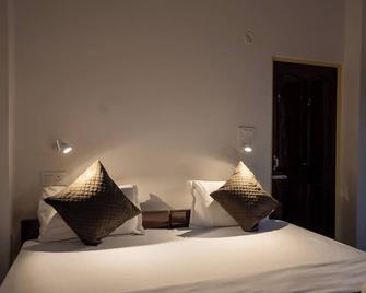 Varanasi Rest House - Varanasi - Bedroom