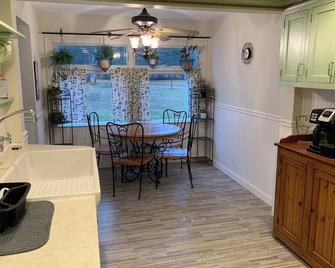Beautiful Parkside 5 bedroom Cottage in Midland, Fenced Front yard, Access Ramp - Midland - Jídelna