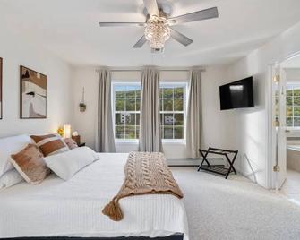 Waterfront Modern Home with Fast Wifi & Hot Tub - Greenwood Lake - Habitación