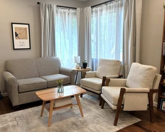 The Mid-Town Cottage - Pella - Huiskamer
