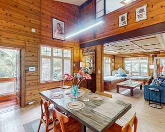 Serene 5-acre tropical hideaway with lanai and circular wood-burning fireplace - Volcano - Comedor