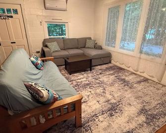 Charming private cottage in Sanbornton with beach access to Lake Winnisquam. - Sanbornton - Living room