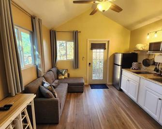 Cozy Tiny House Retreat - 4 Minutes from Village - Julian - Sala de estar