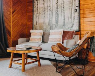 Cozy, Peaceful Cabin Hideaway in North Georgia - Dawsonville - Huiskamer