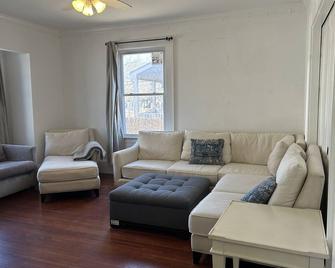 Large Single Family House Rental With Yard And Parkings Near Harvard University - Boston - Sala de estar