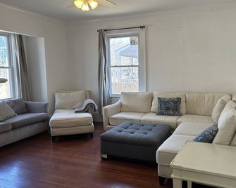 Large Single Family House Rental With Yard And Parkings Near Harvard University - Boston - Soggiorno