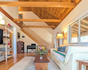 Catskill Mountain Getaway, close to Woodstock, Kingston & Belleayre Mountain. - Kingston - Wohnzimmer
