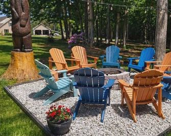 Your Private Wine Country Retreat: Cabins, Fire Pits & Gatherings - Jonesville - Innenhof