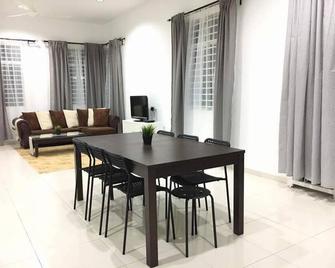 Ceri Merah Homestay - Kuantan - Dining room