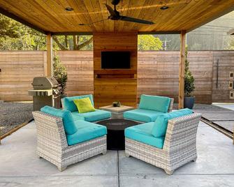 Riverfront Escape - Monte Rio - Patio