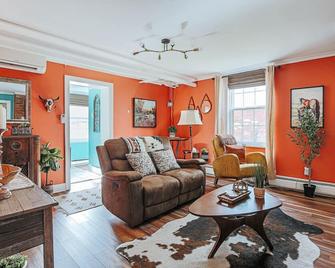 The Urban Cowboy - Staunton - Living room