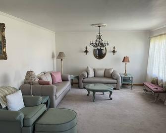 A Wonderful 3 Bedroom House Close to the Shawnee National Forest ! - Harrisburg - Sala de estar