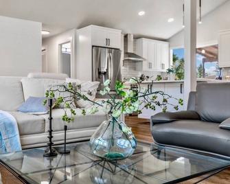 Tastefully Remodeled 4 Bedroom Home with Rainier View - Kirkland - Living room