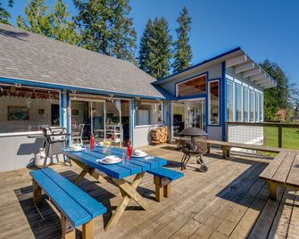 Gorgeous Allyn Getaway - No-Bank Waterfront! - Allyn - Patio