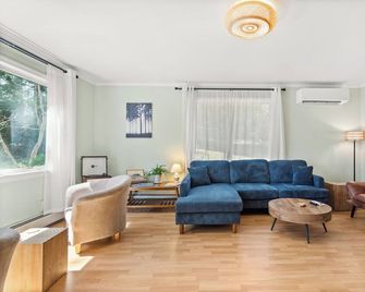 Tranquil View Cottage & Cabin, Pet Friendly with Wifi - Mount Desert - Living room