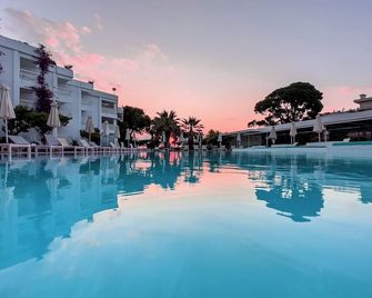 Marathon Beach Resort - Néa Mákri - Piscina