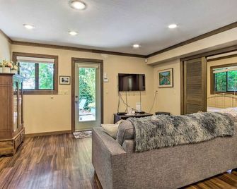 Coos Bay Cottage W/ Fireplace & Bbq Patio! - Coos Bay - Living room