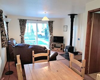 Hazel Croft sleeping 5, woodland setting near great beaches - Perranporth - Living room
