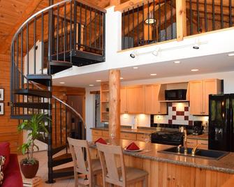 North Conway-Bartlett Log Cabin with Panoramic Mt. Views! Pet friendly. - Bartlett - Kitchen