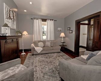 Updated Victorian - Serene Backyard + City Access - Pittsburgh - Living room