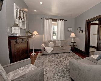 Updated Victorian - Serene Backyard + City Access - Pittsburgh - Sala de estar