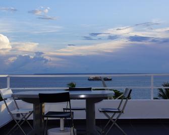 Large furnished studio, sea view - Mahajanga - Balcón