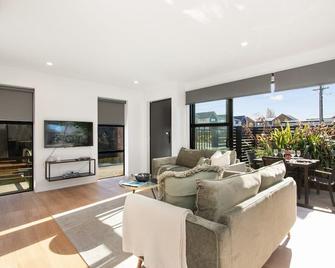 New State Of The Art Sunny Warm free Park - Christchurch - Living room
