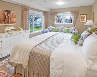 WolfShire - Sunrise - Beauty and Serenity in the Valley - Brentwood Bay - Bedroom