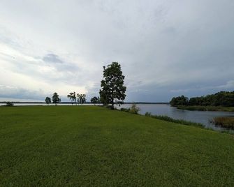 Pet friendly Lake View Cabin Rental near Coushatta, LA! - Coushatta - Vista del exterior