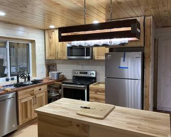 Rustic Cabin in the Woods - Belding - Cocina