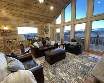 Lookout Lodge - A Rocky Mountain Getaway with Views: only 1.5 hours from Denver - Jefferson - Living room