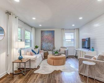 The Cozy Cottage - Raleigh - Oturma odası